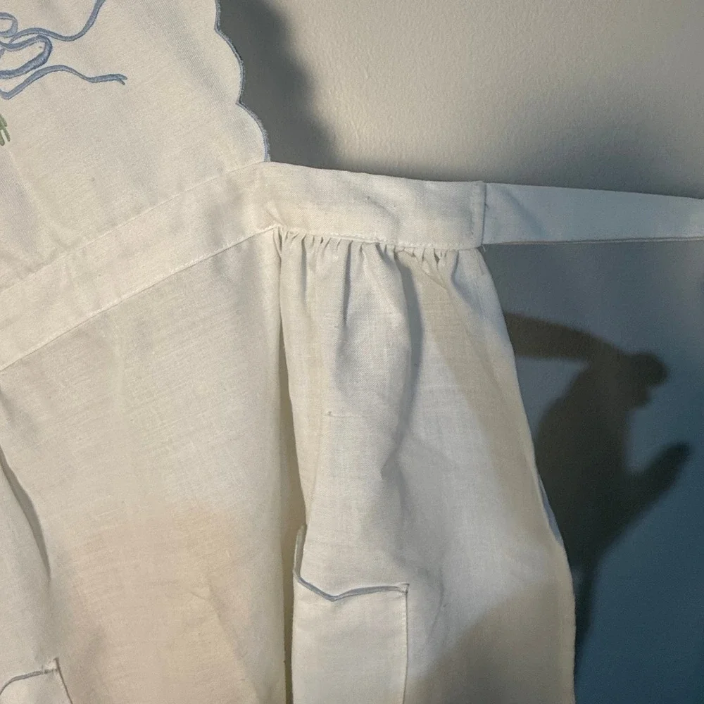Vtg 1985 White Embroidered Floral Apron Scallop Edge Tulip Pockets Linen L/XL